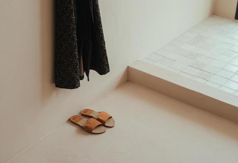 جناح مطلّ علي البحر, Republica Pagana