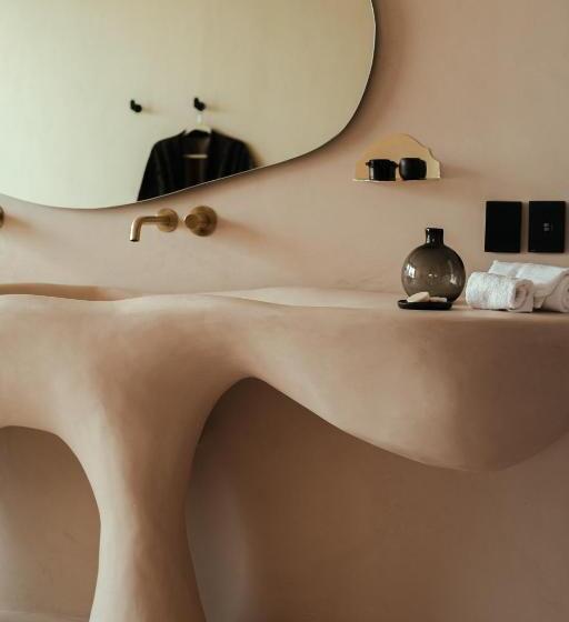 جناح مطلّ علي البحر, Republica Pagana