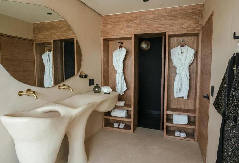 جناح مطلّ علي البحر, Republica Pagana