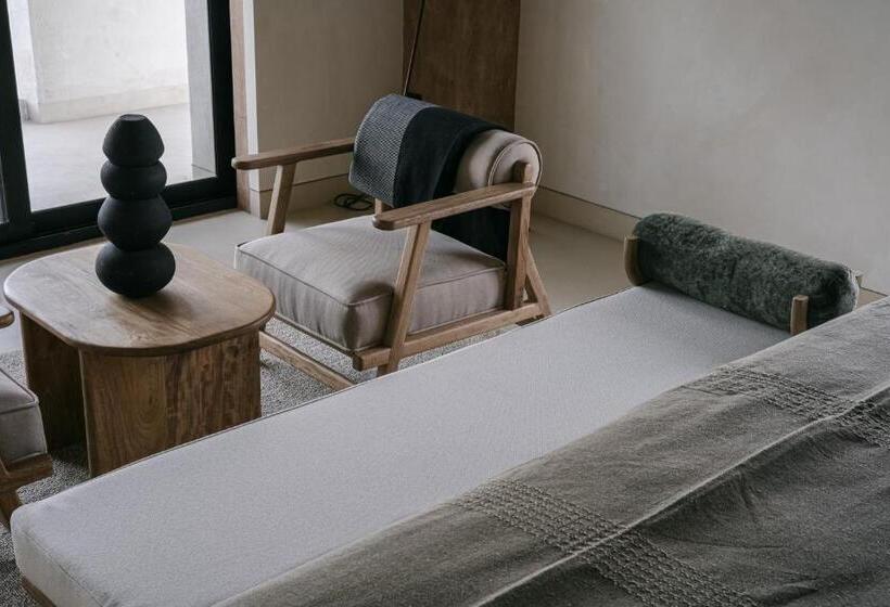 جناح مطلّ علي البحر, Republica Pagana