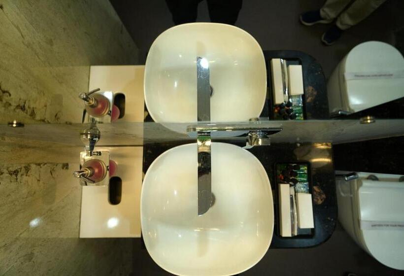 سوییت جونیور, The Autograph Inn