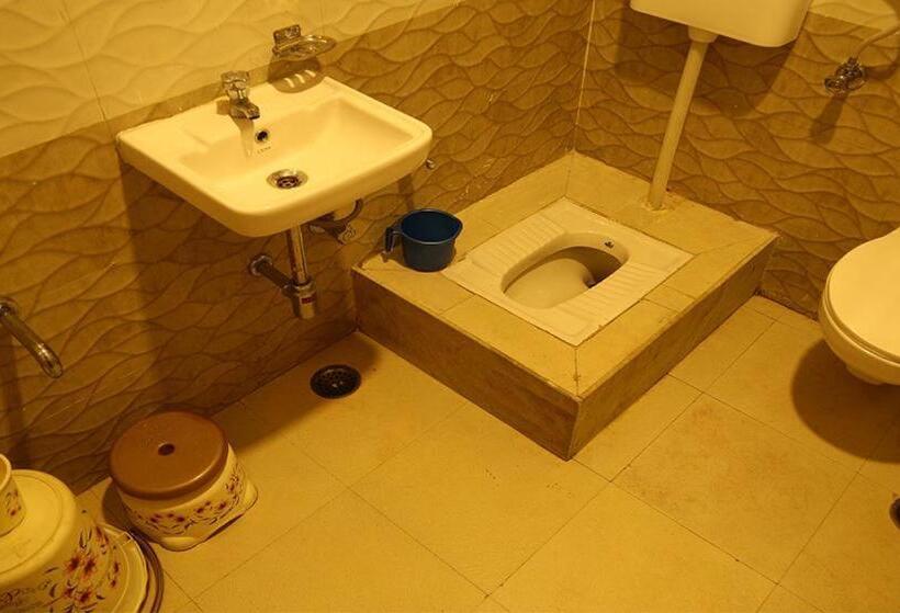 デラックストリプルルーム, Kingsway Hotel And Restaurant Ajmer Dargah 350 Meter