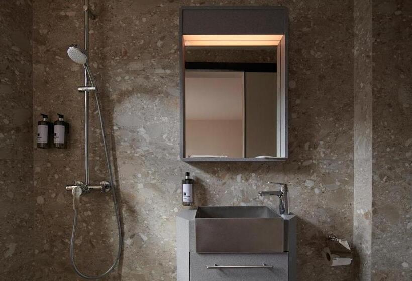 اتاق سوپریور, Kinn Studios