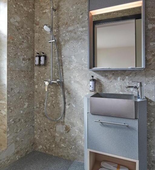 اتاق لوکس, Kinn Studios