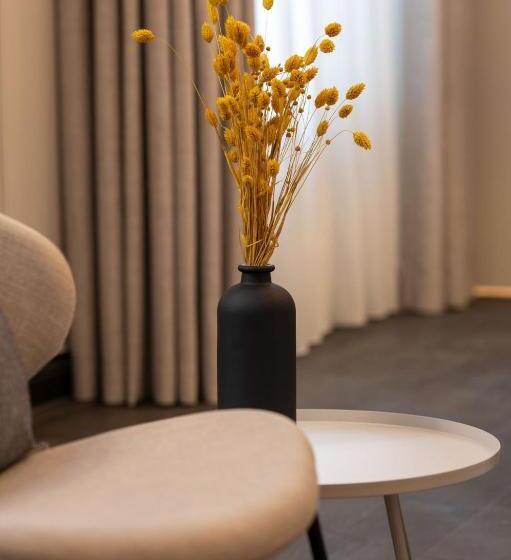 سوییت لوکس, Kint