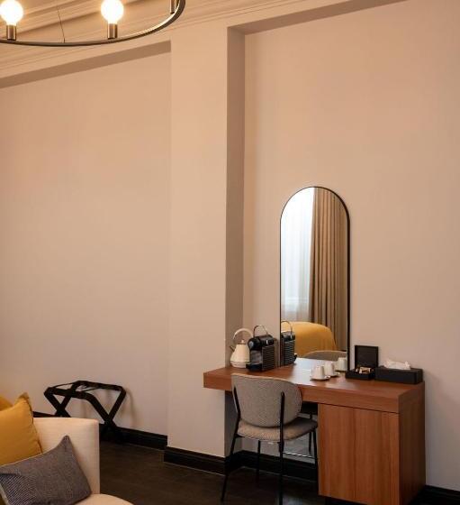 سوییت لوکس, Kint