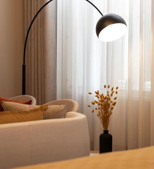 سوییت لوکس, Kint