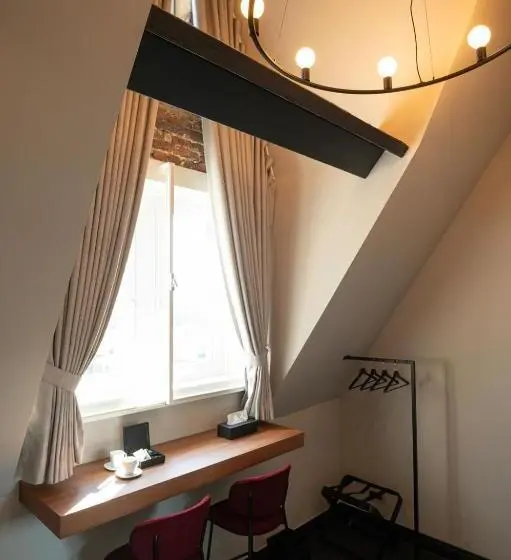 Deluxe-studio, Kint