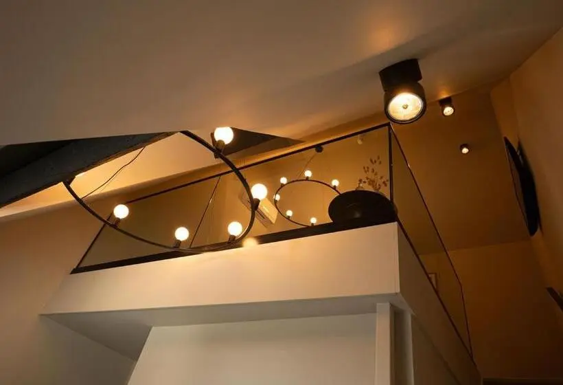 Deluxe-studio, Kint