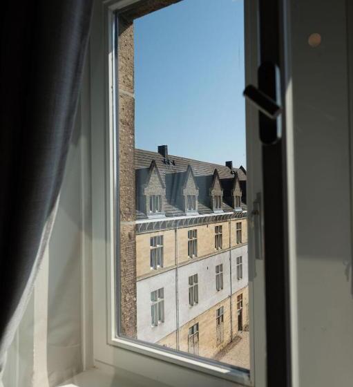 استودیوی لوکس, Kint