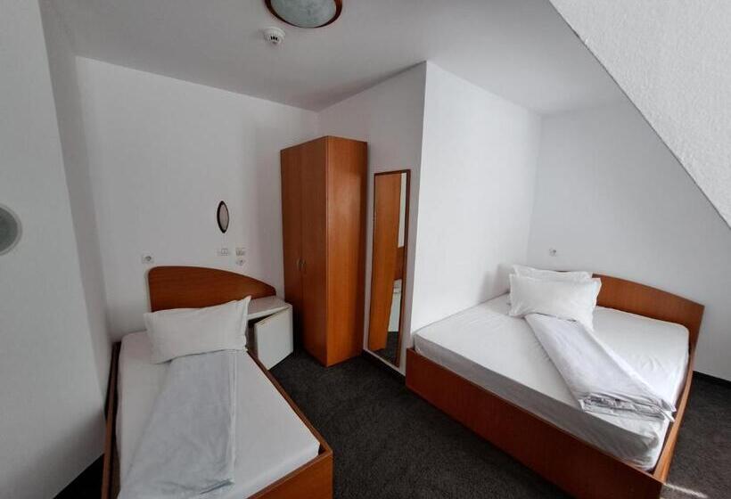 اتاق استاندارد سه نفره, Pescarus Port Bicaz