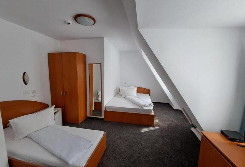 اتاق استاندارد سه نفره, Pescarus Port Bicaz