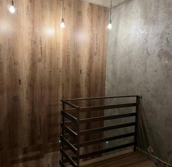 تختخواب در اتاق مشترک, Moonlight Hostel