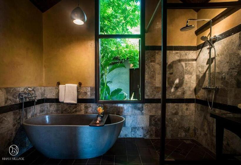 بانگلوی استاندارد, Nham Village Resort