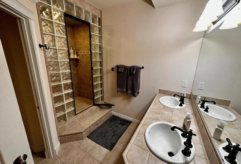 جناح سرير كينج, Guest Suite With Hot Tub   Edge Of The Wild