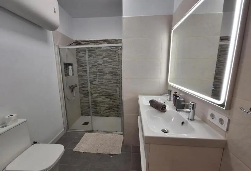 スタンダードトリプルルーム, Habitacion Con Baño Privado En Un Piso Con Familia