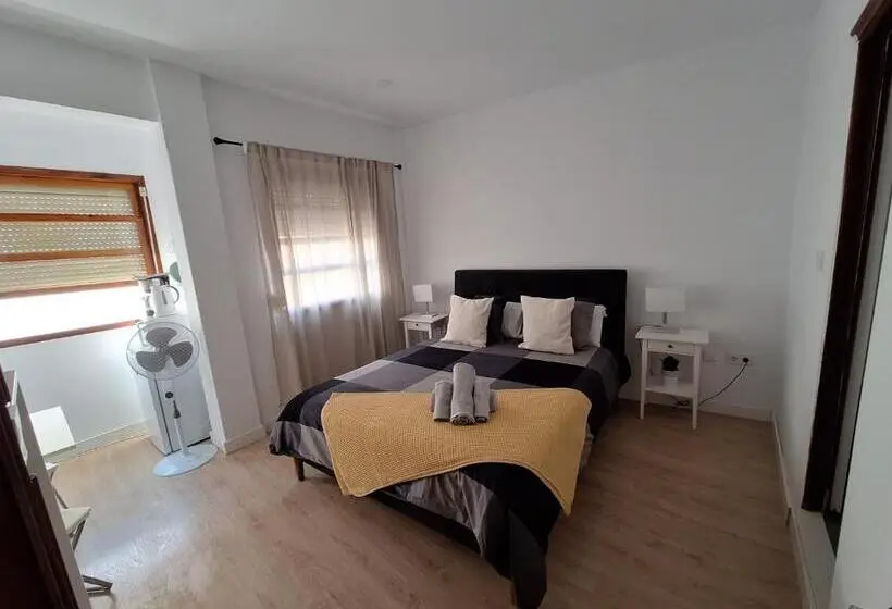 スタンダードトリプルルーム, Habitacion Con Baño Privado En Un Piso Con Familia