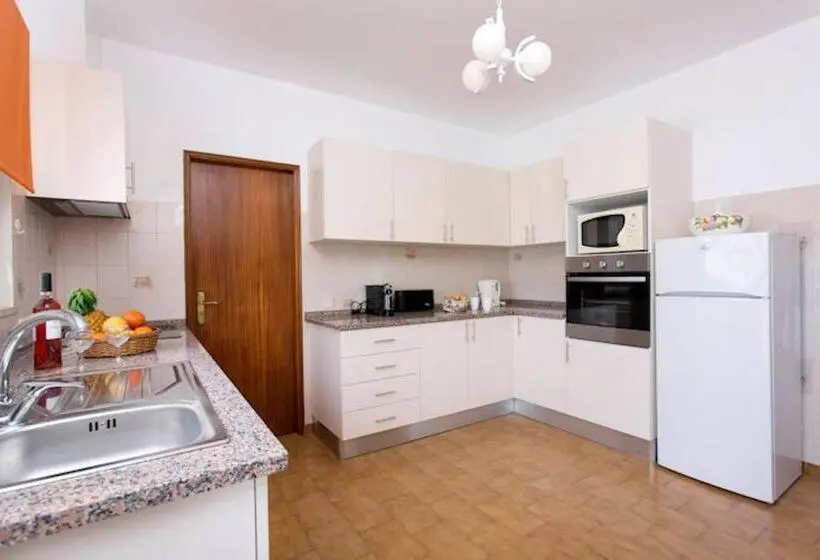 Villa 1 Makuuhuone, Casa Silver, Gale   Sleeps 9 Close To Amenities And Beach!