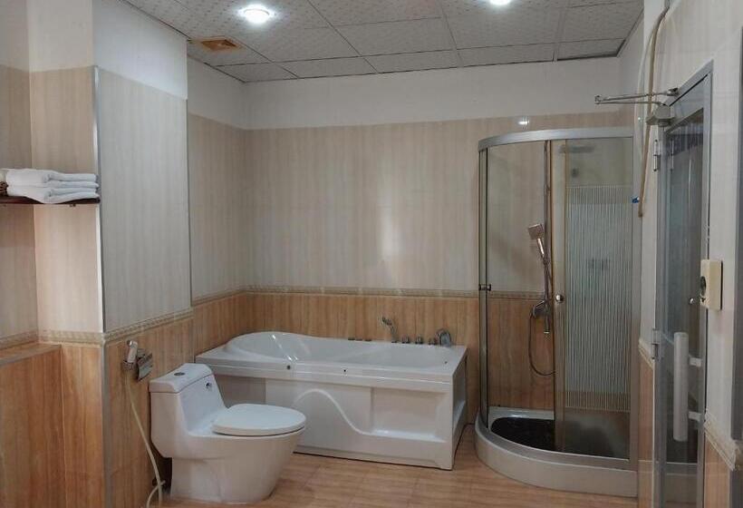 اتاق لوکس با تخت بزرگ, Nhat Quy