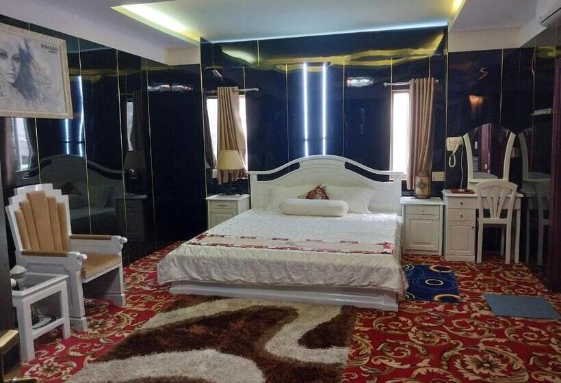 اتاق لوکس با تخت بزرگ, Nhat Quy