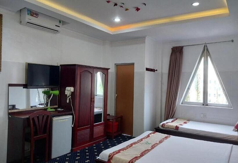 اتاق استاندارد سه تخته با بالکن, Nhat Quy