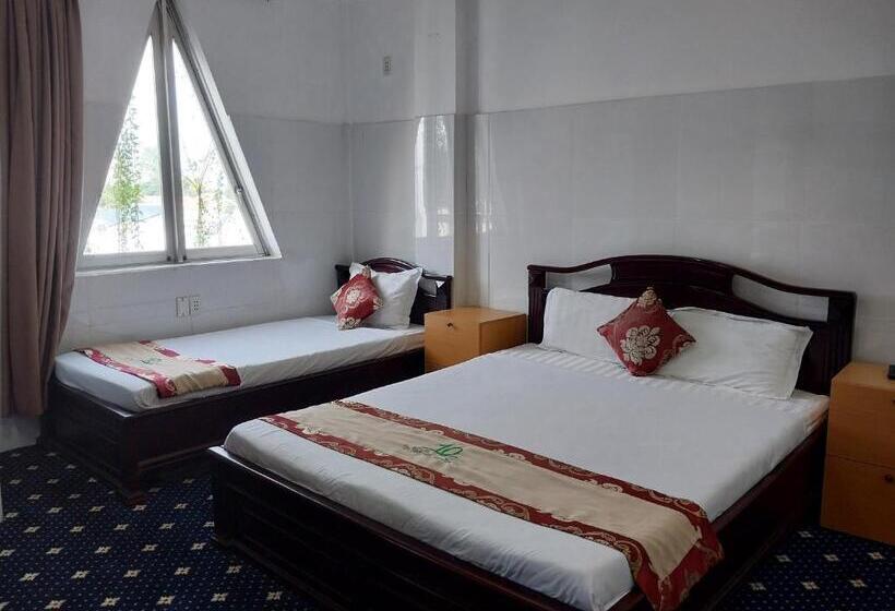 اتاق استاندارد سه تخته با بالکن, Nhat Quy