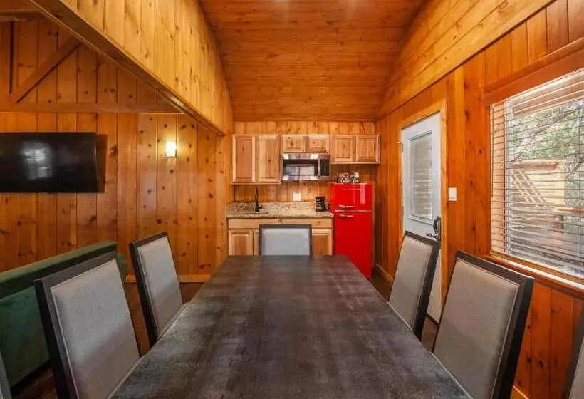 スタンダード4人部屋, Tahquitz Pines Retreat
