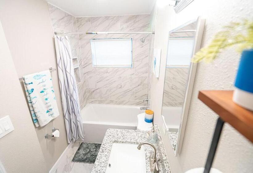 آپارتمان 1 خوابه همکف, University Serenity Suites 14th