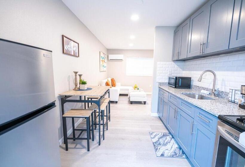 آپارتمان 1 خوابه همکف, University Serenity Suites 14th