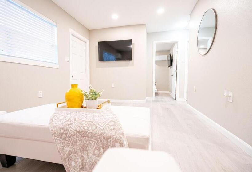 آپارتمان 1 خوابه همکف, University Serenity Suites 14th