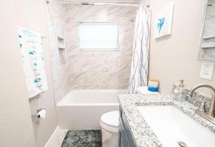 آپارتمان 1 خوابه همکف, University Serenity Suites 14th