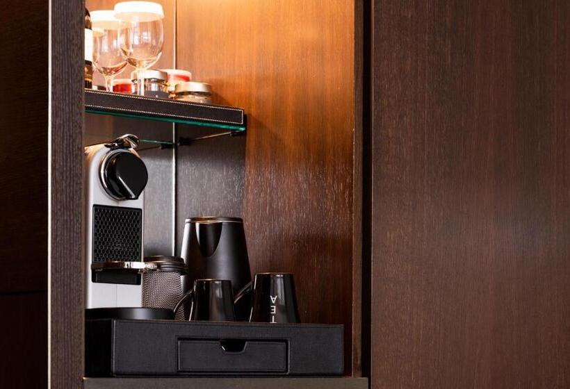 מיטת קינג בסוויטה, Dorothea Hotel, Budapest, Autograph Collection