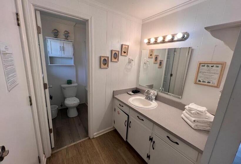 غرفة قياسية مطلّة علي البحر مزوَّدة بشُرفة, Sea Vista Motel