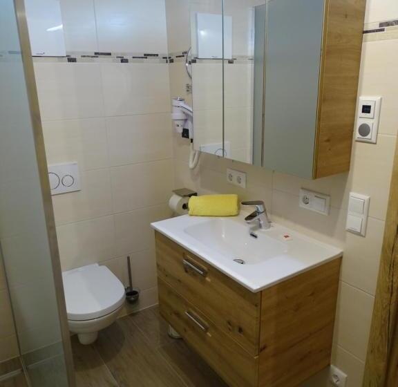 1 Bedroom Apartment Lake View, Altroiterhof