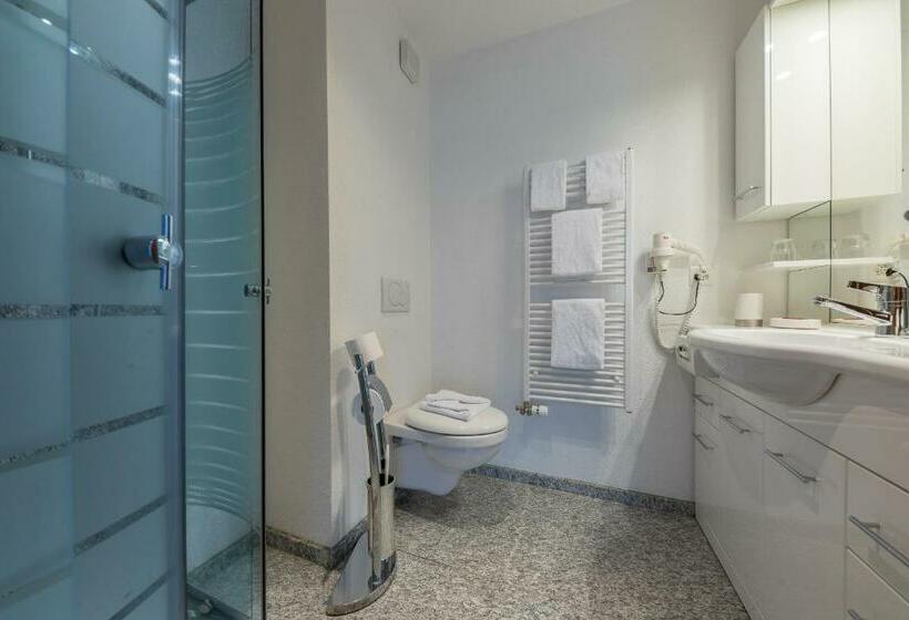 חדר משפחתי, Blattnerhof