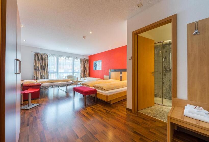 חדר משפחתי, Blattnerhof