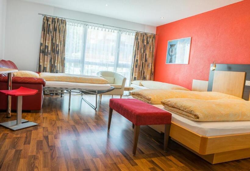 חדר משפחתי, Blattnerhof