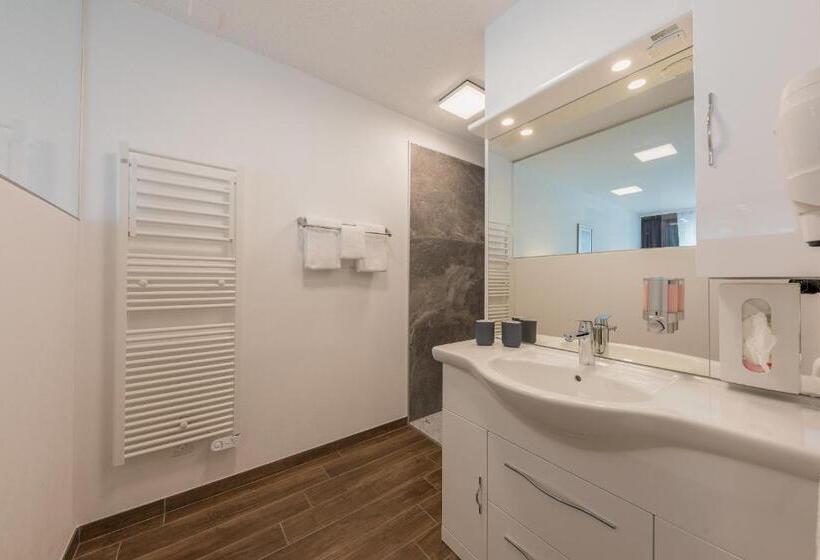 חדר דלוקס, Blattnerhof