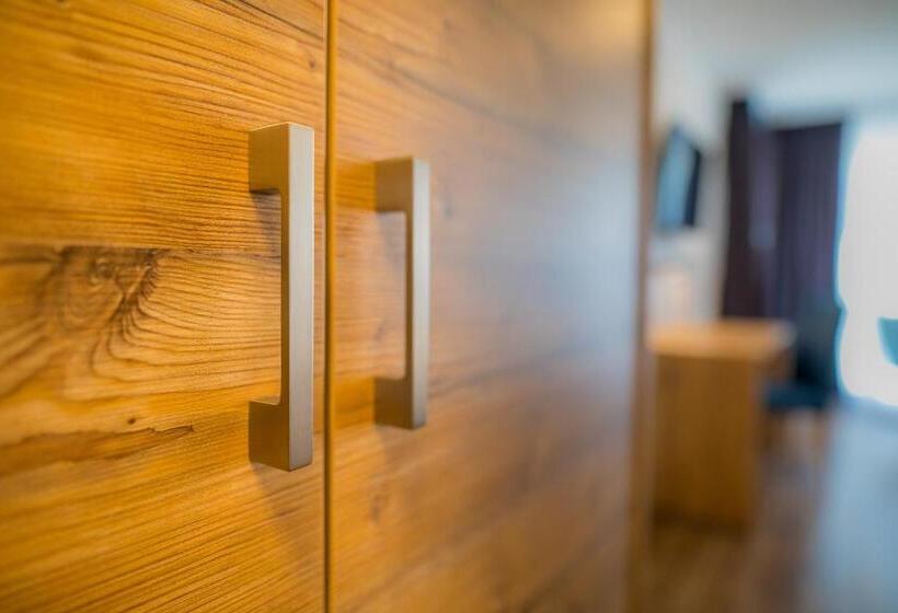 חדר דלוקס, Blattnerhof