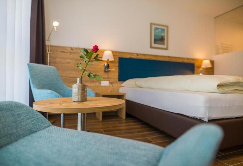 חדר דלוקס, Blattnerhof