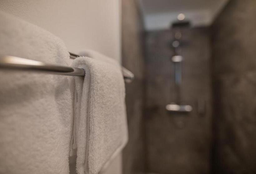 חדר דלוקס, Blattnerhof