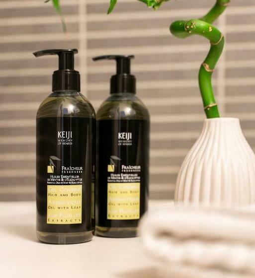 高级大房间, De La Source