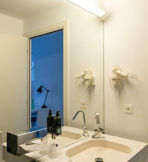 高级大房间, De La Source