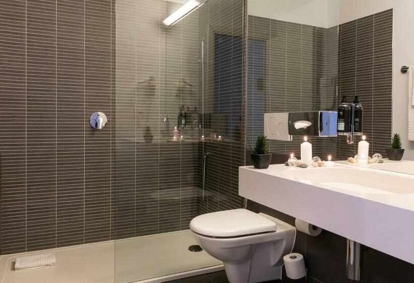 高级大房间, De La Source