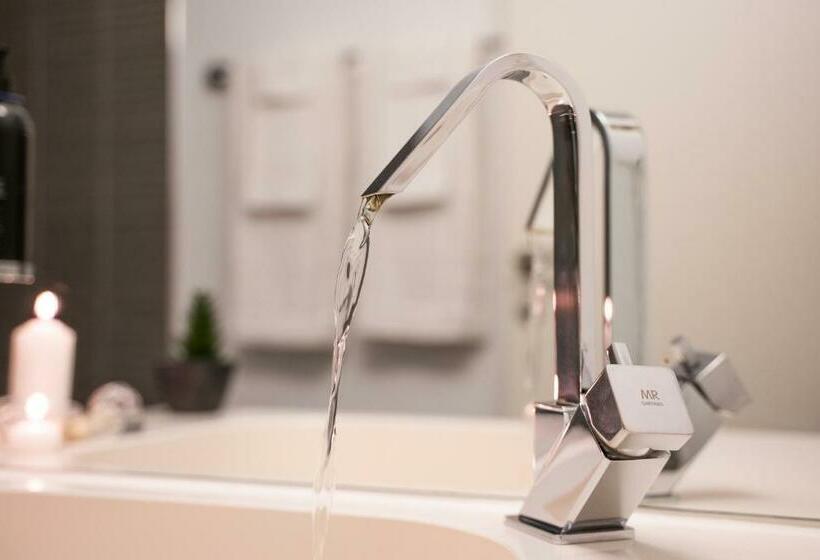 高级大房间, De La Source