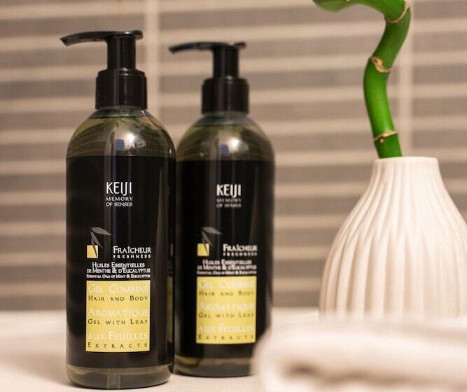 高级大房间, De La Source