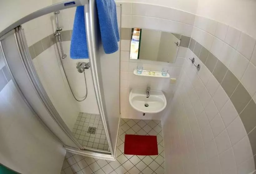 スタンダード４人部屋, Junges Hotel Tulln