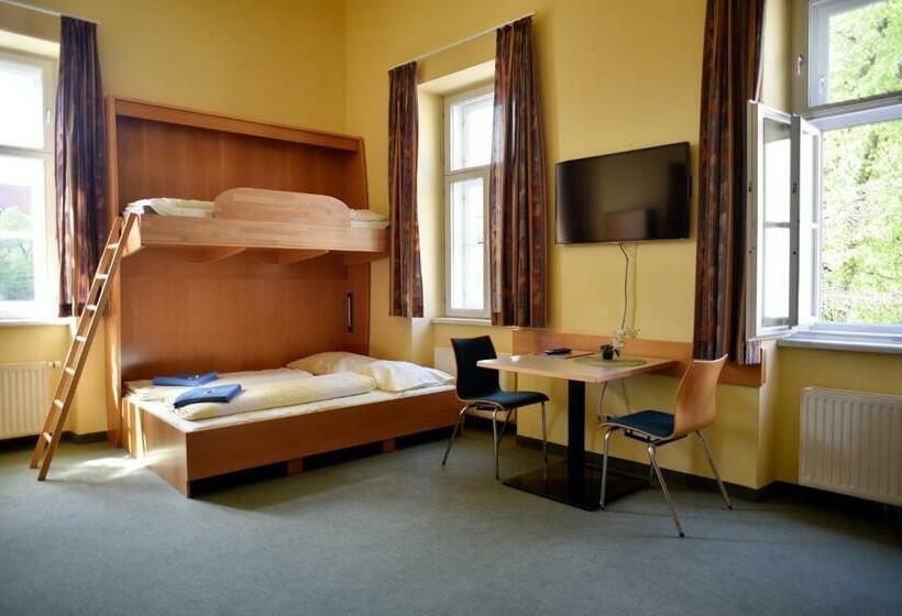غرفة قياسية رباعية, Junges Hotel Tulln