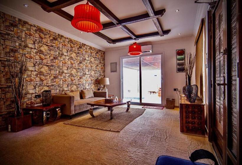 سوییت لوکس, Coastline Resort