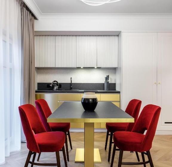 デラックススイート, Golden Queen Deluxe Jacuzzi Apartments Old Town